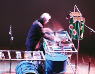 2011 – Paolo Pasqualin joue de la batterie construite avec des bidons Lechler