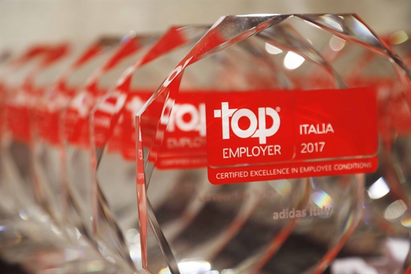 TOP EMPLOYERS 2017 (CLASSEMENT 2017 DES MEILLEURS EMPLOYEURS) : pour la troisième année consécutive, Lechler garantit une certification du secteur avec 78 autres entreprises italiennes