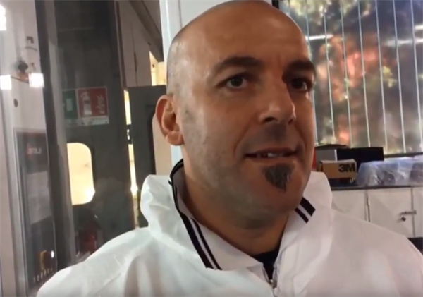 Cosa fare se subito dopo un’applicazione doppio strato una ragazza si appoggia al supporto mentre sta girando un video tutorial