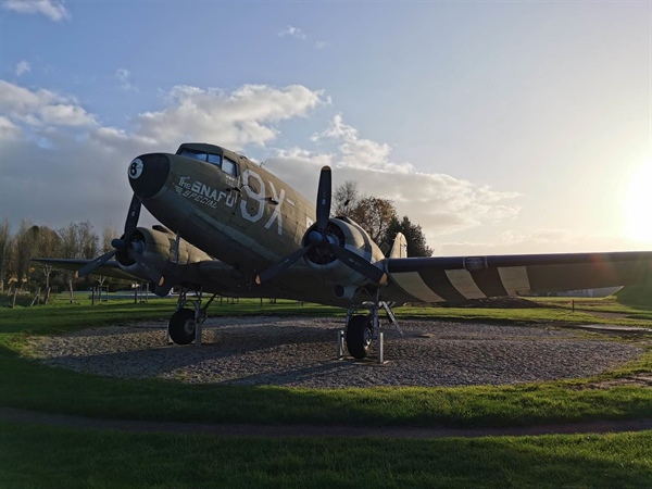 Lechler et son distributeur Normandie Accessoires repeignent un avion de la 2ème Guerre Mondiale classé « Monument historique » qui a participé au débarquement en Normandie.